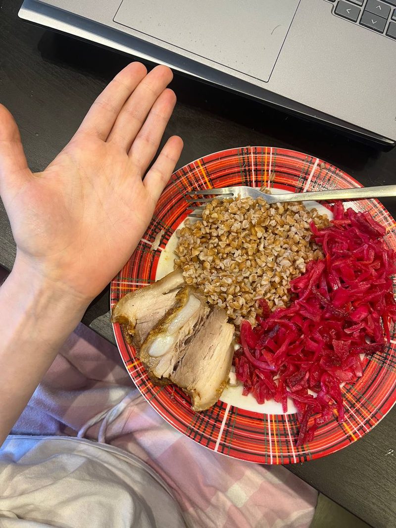 Гречка с мясом и тушёной свёклой